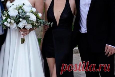 Женщину обругали в сети из-за откровенного платья на свадьбе сына. Свекровь пользовательницы с никнеймом fatgirlfantasy обругали из-за откровенного наряда на свадьбе сына. Юзерша показала фотографию с церемонии бракосочетания, где рядом с женихом и невестой стояла женщина, которая пришла на торжество в черном платье. При этом особенностью данного изделия было декольте.