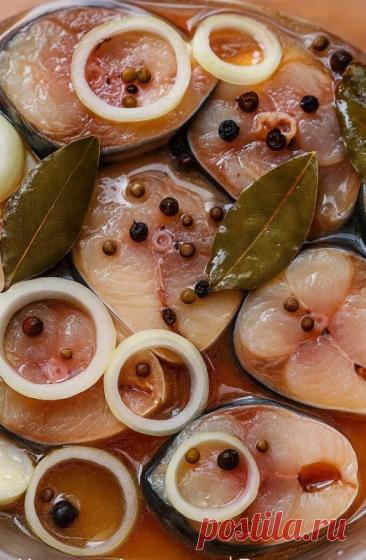 Скумбрия в маринаде 
Ингредиенты (на 2 рыбки):
скумбрия — 2 шт.
лук репчатый — по вкусу
вода — 250 мл
гвоздика — 6 шт.
перец горошком — щепотка
перец молотый — 1/3 ч. л.
зёрна кориандра — щепотка
соль — 2 ч. л.
сахар — 0,5 ч. л.
масло подсолнечное — 2 ст. л.