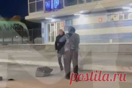 Россияне подрались в аэропорту из-за упиравшихся коленей в самолете. Двое россиян подрались в аэропорту из-за упиравшихся коленей в самолете и попали на видео. Ссора между мужчинами началась в лайнере, летевшем из Усть-Кута в Иркутск, а продолжилась уже на парковке авиагавани. По данным источника, во время рейса один из пассажиров упирался коленями в кресло другого.