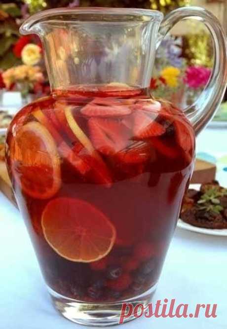 Сангрия (Sangria) 
Самый популярный, разве что после пива и вина, напиток в Испании. Приготовленная правильно сангрия, не имеет ничего общего с синтетической покупной.Ингредиенты:1,2 л красного сухого вина5 ст.л. сахар…