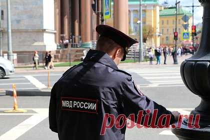 Неизвестный заперся в таганрогской пивной и стрелял по прохожим. Неизвестный житель Таганрога забежал в местную пивную, заперся там и открыл огонь по прохожим из окон. Инцидент произошел на улице Александровской в воскресенье, 30 июля. На место оперативно прибыла Росгвардия и задержала стрелка. Из какого оружия мужчина стрелял по прохожим, не уточняется.