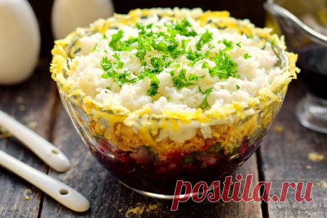 Салат «Селёдка в сугробе» (на мой вкус он даже вкуснее и интереснее, чем «под шубой»)