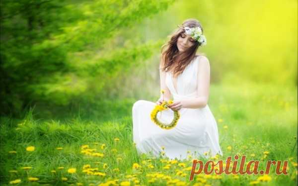 Красивые стихи о женщине
Да, женщина похожа на вино,
А где вино,
Там важно для мужчины
Знать чувство меры.
Не ищи причины
В вине, коль пьян —
Виновно не оно.
Да, в женщине, как в книге, мудрость есть.
Понять способен смысл её великий
Лишь грамотный.
И не сердись на книгу,
Коль, неуч, не сумел её прочесть.
Омар Хайям