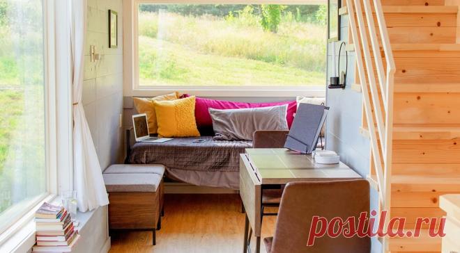 6 крутых идей для дачи из интерьеров западных мини-домиков Рассказываем, как вписать большой экран, камин, проигрыватель для винила и многое другое в интерьер небольшого дома.
