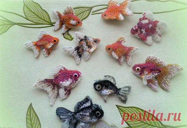 Вышиваем бисером золотую рыбку! Яркие, сияющие, словно с настоящей чешуей! - Домоводство - медиаплатформа МирТесен Для создания такой рыбки нам потребуется: — бисер разный; — мононить или нить для вышивки; — фетр или его заменитель; — искусственная кожа; — натуральная кожа для задника; — булавочка или основа для броши; — картон для прокладки; В общем, готовыми эскизами я почти никогда не пользуюсь, так как