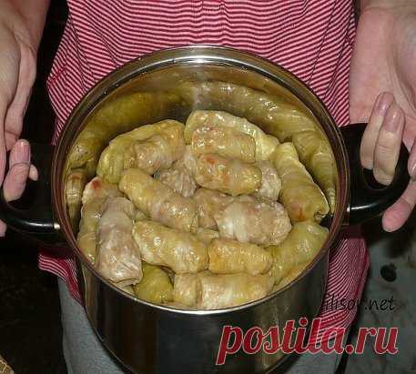10 самых вкусных рецептов голубцов - обязательно сохраните!  
=====================================================
Чтобы не потерять рецепт,  жмите класс, а потом поделиться
=====================================================
1. Голубцы с грибами
 
- белокочанная капуста - 8-10 листьев  
- вода  
- соль - по вкусу  
- растительное масло - 2 ст. л.  
для начинки:  
- свежие грибы - 500 г или сушеные грибы - 100 г  
- томатная паста - 1-2 ст. л.  
- рассыпчатая рисовая каша - 1/2 стакана