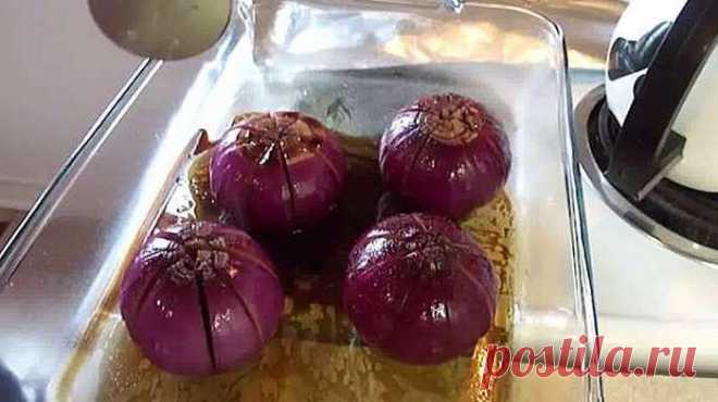Подруга разрезала луковицу, полила ее уксусом и отправила в духовку: такой вкусной красоты я не ожидала