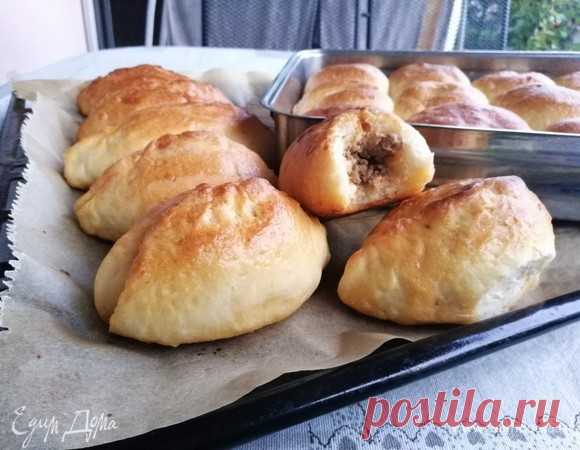 Пирожки с мясом и сливочным сыром. Ингредиенты: пшеничная мука, молоко 3,6%, сахар Вот вправду говорят, что нет предела совершенству! Мне казалось, что я уже нашла свое идеальное тесто, ан нет! За рецепт благодарю Карину. Автор выпекает пирожки частично из муки с 12 % содержанием протеина. Чем больше белков в муке и чем сильнее их способность к набуханию, тем больше получится сырой клейковины. Количество клейковины и ее свойства определяют хлебопекарное достоинство муки и ...