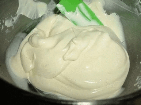 Готовим вкусный крем для тортов  "Шарлотт"
Продукты:
- Сливочное масло - 200 гр  
- Яйцо куриное - 2 шт.  
- Сахарный песок - 4 ст.л.  
- Молоко - 100 мл  
Приготовление:
В миске взбить яйца с сахарным песком. Добавить молоко, перемешать. Смесь перелить в кастрюльку и подогревать на слабом огне или водяной бане постоянно помешивая до загустения. Не варить, не кипятить!!!Охладить. Размягчённое сливочное масло взбить миксером в пышную белую массу. Продолжая взбивать небольшими частями добавлять