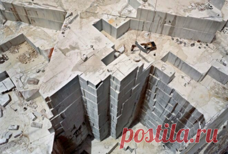 КАК ДОБЫВАЮТ МРАМОР. МЕСТОРОЖДЕНИЯ И ДОБЫЧА
Подборка интересных фотографий мраморных месторождений из различных уголков планеты. С греческого мрамор переводится как «сияющий камень». Мрамор, это кристаллическая горная порода, состоящая из доломита или кальцита, или из обоих минералов. Его добывают по всему миру, но самым качественным считается белый мрамор, который добывают в Карраре (Италия).
Читай дальше на сайте. Жми подробнее ➡
