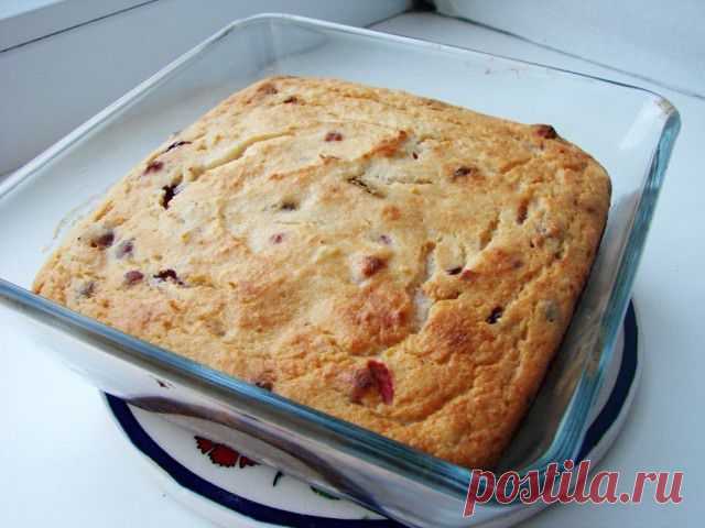 Творожная запеканка с брусникой и изюмом