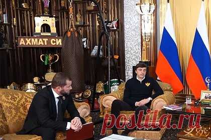 В кабинете Кадырова на встрече с министром заметили грушу Louis Vuitton. В кабинете главы Чечни Рамзана Кадырова во время встречи с главой Минпросвещения России Сергеем Кравцовым снова заметили конструкцию с боксерской грушей с логотипом Louis Vuitton. На кадрах в левом углу помещения, за спиной гостя, виден металлический уголок с подвесной набивной грушей в форме цилиндра.