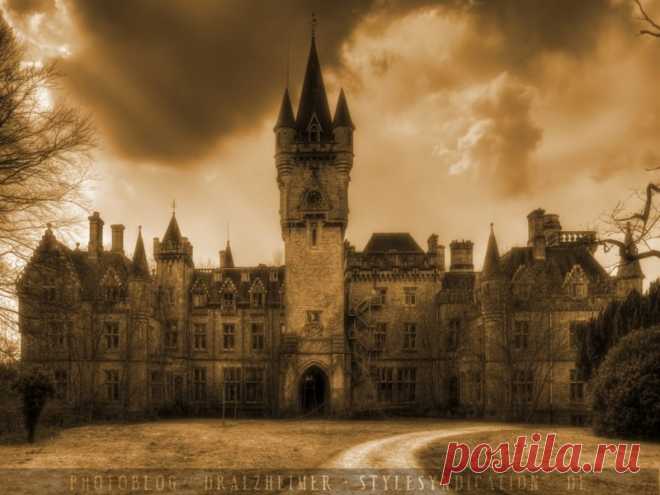 Заброшенный замок Chateau Miranda Заброшенный замок 19–го века. Celles (Namur, Belgium).Miranda castle (французское название Сhateau Miranda), так же известен как Noisy castle (французское название Сhateau de Noisy).  Замок 19 века, расположенный в Бельгии (провинция Namur, поселок Selles). Замок был построен английским...
