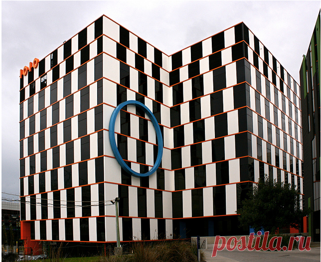 Все линии на здании — параллельные прямые

На картинке пригород Мельбурна, Австралия. Это уникальное здание, которое воплощает собой интересную геометрическую иллюзию, случайно обнаруженную на здании кафе в Бристоле в 1973 году (хотя есть данные, что она встречалась и раньше). Все прямые продольные линии параллельны, все черно-белые объекты ровные. Но мозг отказывается это видеть.