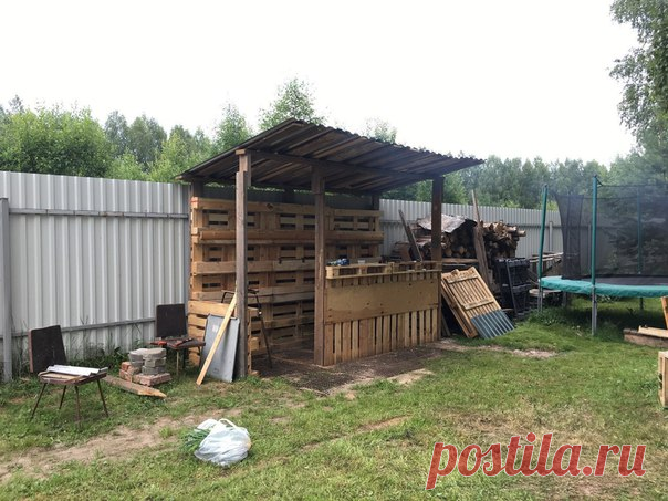 Бар из паллет. Каркас - 15 паллет; крыша - профнастил; подсветка - собранная вручную гирлянда + диммер.