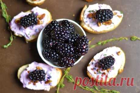 ​Кростини с ежевикой и козьим сыром