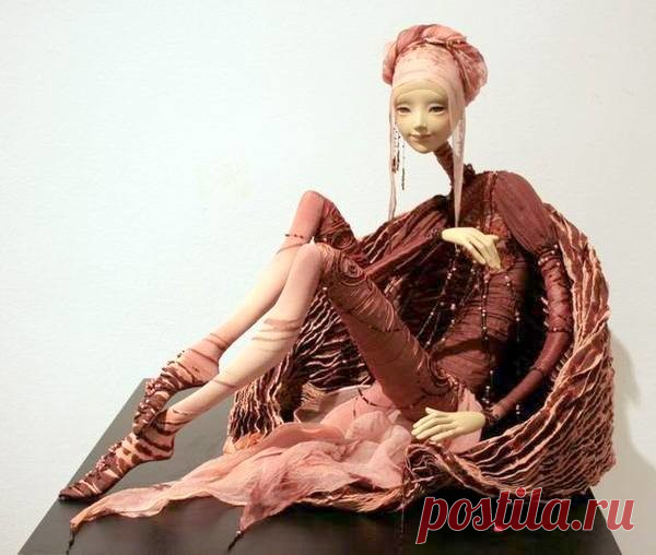 КУКОЛЬНАЯ СКАЗКА ИЗ ПАПЬЕ-МАШЕ НАТАЛЬИ ЛОПУСОВОЙ-ТОМСКОЙ
ДНЕВНИК
Она — сама загадка. Как купить ее куклу простому смертному, доподлинно неизвестно. 
Говорят, нужно записываться на месяцы вперед... И это притом, что она регулярно проводит мастер-классы, а ее книга частично есть в широком доступе в интернете.