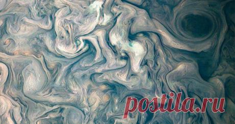 NASA показало облака на Юпитере. Они выглядят как сюрреалистическая картина NASA опубликовало потрясающее изображение, которое вблизи демонстрирует атмосферу Юпитера. Облака на нем как будто сошли с полотен Ван Гога или Мунка или же похожи на причудливые складки ткани. Космическое агентство отмечает, что эта часть Юпитера...