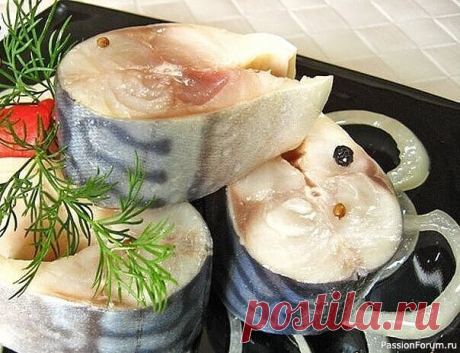 Скумбрия в маринаде В таком маринаде скумбрия не уступает по вкусу красной рыбеИнгредиенты:- Скумбрия (замороженная, разморозить) 2 шт- лук репчатый по вкусу- вода 250 мл- гвоздика 6 шт- перец горошком шепотка- перец душистый молотый 1/3 ч л- зерна кориандра шепотка- соль 2 ч л- сахар 0,5 ч л- масло...