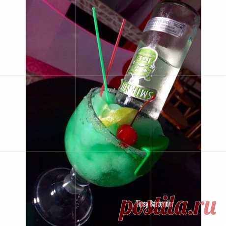 St. Patrick's Green Apple Fuzz Cocktail - TipsyBartender.com