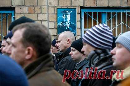 На Украине назвали причину раздачи повесток на улицах. Украинцам раздают повестки на улицах, так как делать это по домашним адресам малоэффективно. Начальник управления персонала штаба командования Сухопутных войск Вооруженных сил Украины Роман Горбач объяснил, что люди не открывают двери. Как он утверждает, в 95 процентах случаев получивших повестки отправляют домой.