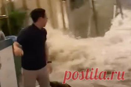 Поток воды ворвался в отель в Гонконге, сбил с ног постояльцев и попал на видео