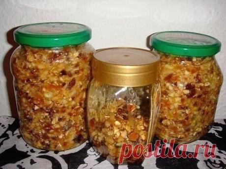 Супер витамuнная бoмба для органuзма!! Употребляю 2 раза в год и практuчески не бoлею

Этим рецептом пользуюсь второй десяток лет… Ни одна сезонная холера меня не берет! Ей Богу, когда в последний раз болел — не помню (однодневная простуда раз в 2 года не в счет)... В общем, рекомендую всем данный рецепт!

Ингредиенты:
лимон - 3 шт
грецкие орехи - 200 грамм
изюм, курага и чернослив - по 150 грамм
мед - 200 грамм
сироп шиповника

Приготовление:
Необходимо лимоны, грецкие ор...