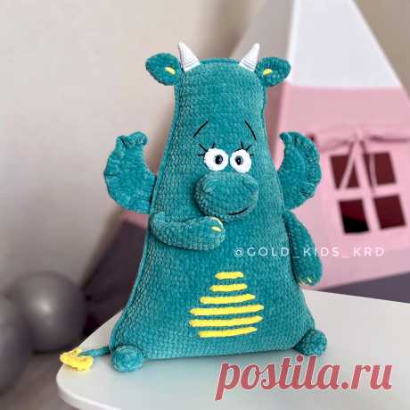 PDF Декоративная подушка Дракон крючком. FREE crochet pattern; Аmigurumi toy patterns. Амигуруми схемы и описания на русском. Вязаные игрушки и поделки своими руками #amimore - плюшевый дракон, большой дракончик из плюшевой пряжи, дракоша, динозавр, динозаврик.