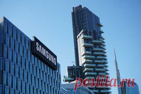 Стало известно о планах Samsung вернуться в Россию. Южнокорейская компания Samsung может вернуться на российский рынок. Поставки и продажи техники планируют возобновить уже в октябре. Источник издания, близкий к корпорации, и два информатора в ретейле допустили возвращение Samsung на российский рынок до конца 2022 года, пишут «Известия».