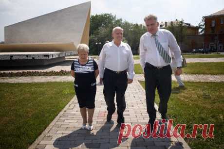 «Магнитка». Музыка Александры Пахмутовой. Стихи Николая Добронравова. Исполняет мужской вокальный ансамбль «Металлург» под руководством Александра Никитина и государственный русский народный ансамбль «Россия» под руководством Виктора Гридина. 1993.