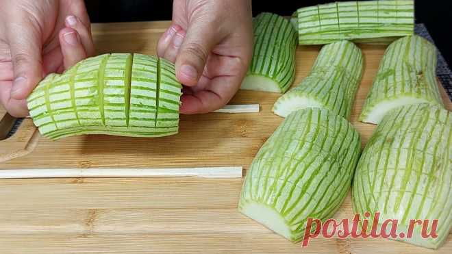 Хозяйка из Индии научила меня так вкусно готовить кабачки, вкуснее мяса! Быстро и просто рецепт. Кабачки 2 штБамбуковые палочки 2 штСоль, чёр.перец по вкусуЯйца - 3 штКукузный крахмал - 1 ст.лСметана - 2ст.лСоль - 1/3 ч.лПаприка - 1/3 ч.лСыр 100 гр. лучше который хорошо плавитсяПомидоры 2 штЯйца 1 штСоль - 1/3 ч.лБазилик - 1/3 ч.лЧерный молотый перец -1/31 - зуб.чеснок