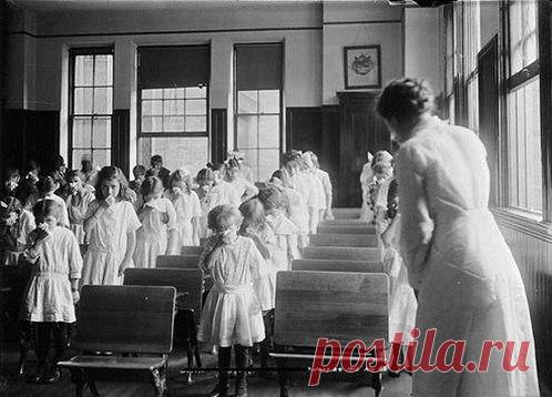 Учительница и школьницы "продувают нос" во время урока. Канада, 1913 год. — Фотографии из прошлого