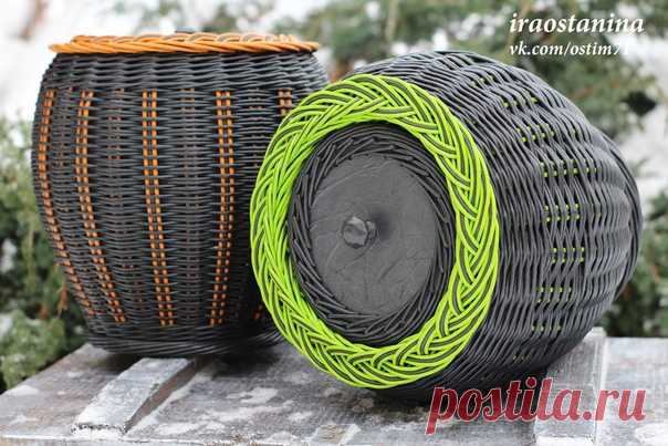 Всем привет! В моей коллекции бочонков пополнение – так любимый мною оранж и по-весеннему яркий и радостный зелёный. На фоне снега эти цвета светятся, как будто яркие фонарики. Вы тоже это видите? 
Размеры: высота 30 см, диаметр в самой пухлой части 30 см. 
Всем удачной недели и хорошего настроения! 
#плетениеизбумажнойлозы #корзинаручнойработы #эксклюзивныйподарок #интерьердома