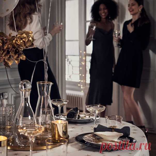 От воздушных шаров до роскошных аксессуаров — коллекция эффектных предметов декора для оформления новогоднего стола уже в продаже в некоторых магазинах и онлайн! 💫❤ #HMHome