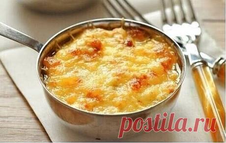 Жульен с куриной грудкой
Ингредиенты:
грибы 200 г. (у нас шампиньоны)
куриное филе 250 г.
репчатый лук (большой) 1 шт.
натуральный йогурт 150-200 г.
сыр нежирный 100 г.
соль, перец, оливковое масло
---
Приготовление:

Отварить куриное филе
Остудить и мелко нарезать. Лук так же мелко нарезать
Грибы можно использовать как свежие, так и замороженные.
Свежие грибы нужно помыть, мелко нарезать и вместе с луком обжарить на сковороде до готовности, затем добавить куриное филе.
Ес...