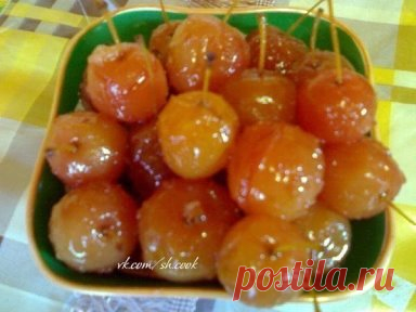 ЗАГОТОВКИ ИЗ ЯБЛОК. 32 РЕЦЕПТА + ВИДЕО РЕЦЕПТ самый вкусный джем из ВИШНИ.
ВАРЕНЬЕ-ПЯТИМИНУТКА ИЗ ЯБЛОК
Подготовленные яблоки нарезать на кусочки 1,5—2 см и засыпать сахаром. Оставить их на час, периодически перемешивая. Когда появится сок, поставить на слабый огонь и довести до кипения, непрерывно энергично помешивая, чтобы яблоки не пригорали. Выложить яблоки в подготовленные стеклянные банки и закатать крышками, хранить в любом месте.
На 1 кг очищенных от сердцевины и к...