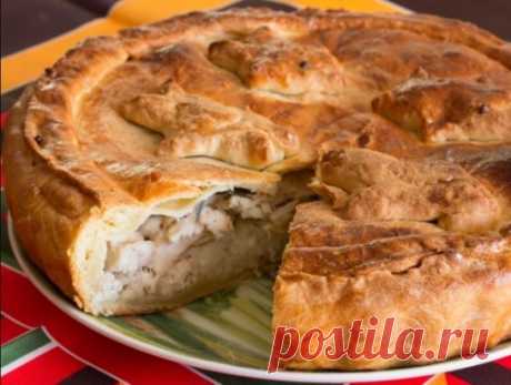 Рыбный пирог 
Ингредиенты для теста:
●кефир 1ст.,
●сырое яйцо 1 шт.,
●мука 1 ст.,
●сода ½ ч.л.
Начинка:
●рыбные консервы 1 б., МОЖНО по ВКУСУ и ЛЮБЫЕ.
●отварные яйца 2 шт.,
●любая зелень, сыр 50 г.
Приготовление:
Начинаем с приготовления теста. 
Смешиваем все ингредиенты и выливаем в смазанную маслом форму.
Рыбу отделяем от масла и разминаем вилкой. 
Добавляем мелко нарезанные яйца и зелень. 
Сыр натираем на мелкой терке.
Начинку выкладываем в форму, стараясь оставить свободную тонкую поло