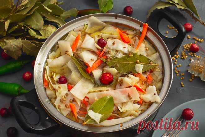 Капуста маринованная с морковью, чесноком и клюквой — Кулинарные рецепты с фото