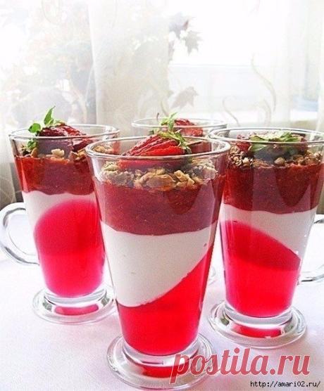 Клубничный порционный десерт.