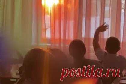 Российские школьники впервые за десятки дней увидели солнце и попали на видео. Школьники из Норильска впервые после долгой полярной ночи увидели лучи солнца и попали на видео. Кадры опубликованы в сообществе «Ленты.ру» в социальной сети «ВКонтакте». На опубликованных кадрах одна из российских школьниц первой замечает лучи солнца и приветствует их взмахом руки, а другие дети отвлекаются от урока.