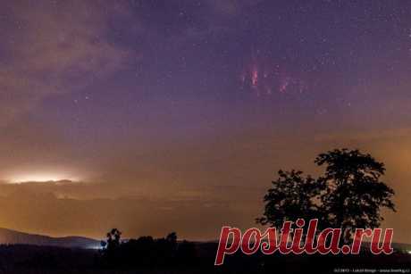 Красные спрайты прошлой ночью в небе над городом Near Trutnov, Чехия. / Интересный космос