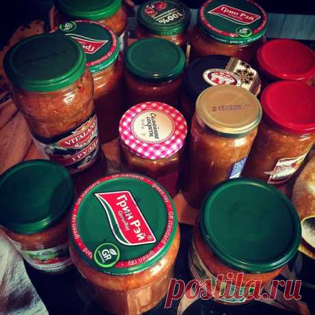 От подписчицы: 

Отличная икра) 

3 кг кабачков на мясорубке
100 гр сахара
100 гр растительного масла
1 ст ложка соли с горкой
200 гр майонеза
250 гр томатной пасты
Варить 2 часа, периодически помешивая. 
После добавить 
2 ст ложки уксуса
2 головки чеснока, пропущенного через чеснокодавку. 
Варить ещё 15-20 минут. 
Закатать по банкам.