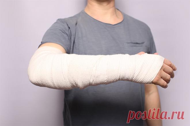 Пейте молоко. Врач рассказала, как снизить риск переломов после 50 лет. Как сообщил Mash, Евгений Петросян якобы сломал предплечье, когда упал во время прогулки. А у актёра Александра Панкратова-Чёрного перелом пяти рёбер во время падения на гастролях. Как снизить риск переломов в солидном возрасте?