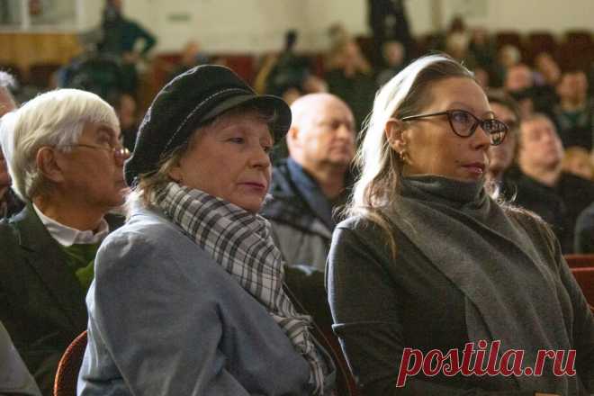 МИР24 | Со Светланой Светличной простились в Москве: в последний путь ее проводили аплодисментами