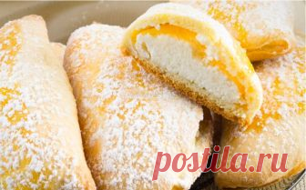 Minkštučiai pyragėliai su varške Labai skanūs, minkšti pyragėliai su saldžiu varškės įdaru. Pyragėliai ypač skanūs su stikline pieno, o atvėsę - su puodeliu arbatos. Iškepusius ir atvėsusius patarčiau laikyti sandariame inde ar maišelyje, kad nepradėtų kietėti. Įdarui varškę išmaišyti su kiaušiniu. Berti