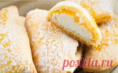 Minkštučiai pyragėliai su varške Labai skanūs, minkšti pyragėliai su saldžiu varškės įdaru. Pyragėliai ypač skanūs su stikline pieno, o atvėsę - su puodeliu arbatos. Iškepusius ir atvėsusius patarčiau laikyti sandariame inde ar maišelyje, kad nepradėtų kietėti. Įdarui varškę išmaišyti su kiaušiniu. Berti