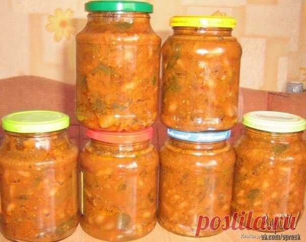 ГРЕЧЕСКАЯ ЗАКУСКА 

Для приготовления салата необходимо: 
500 г моркови, 1 кг. фасоли, 1 кг. перца болгарского, 1 ст. растительного масла, 2 кг. помидор, пучок петрушки, 3 ст. л. соли, 2 стручка горького перца, 1 ст. чеснока, 500 г лука, 1 ч.л. уксусной эссенции (70%). 

Фасоль замочить, сварить до готовности. Нарезать тонко лук, перец, морковь натереть на крупной терке и тушить в масле 20 минут. Помидоры, чеснок, горький перец, петрушку пропустить через мясорубку. Все сме...