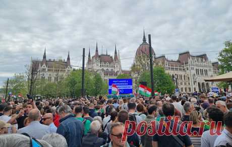 В Будапеште прошла многотысячная антиправительственная демонстрация. Акция прошла по призыву бывшего высокопоставленного чиновника Петера Мадьяра, публично обвинившего правительство Венгрии в системной коррупции