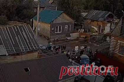 В России толпа сельчан избила разозлившего их таксиста, разбила машину и попала на видео