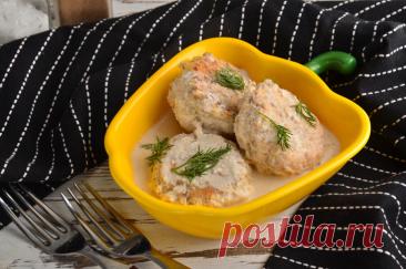 ​Гречаники в сметанном соусе Гречаники в сметанном соусе можно приготовить с использованием любого фарша – из птицы, свиного, говяжьего или смешанного. Тушить гречаники можно как на плите, так и в мультиварке или духовке. Это отличная альтернатива привычным котлетам и биточкам. В рецепте используется филейный куриный...